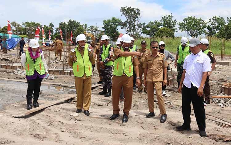 Bupati Seruyan Ahmad Selanorwanda saat meninjau proses pembangunan Gedung Serba Guna di Kuala Pembuang.?(Foto : Ist)