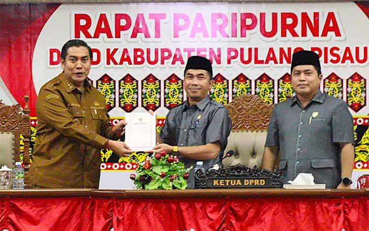 Wakil Bupati Pulang Pisau menyerahkan teks pidato kepada Ketua DPRD, Selasa, 4 November 2025. (FOTO: RETHA)