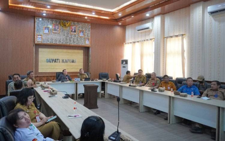 Rapat Persiapan Safari Natal dan Perayaan Natal Gabungan Tahun 2025 di Ruang Rapat Kantor Bupati Kapuas pada Selasa, 4 November 2025. (FOTO: Diskominfo Kps)