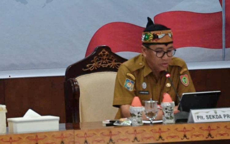 Pelaksana Tugas Sekretaris Daerah Provinsi Kalimantan Tengah, Leonard S. Ampung saat rapat evaluasi bersama perwakilan BPK RI dan Bappenas. (FOTO: BIRO ADPIM SETDA KALTENG)