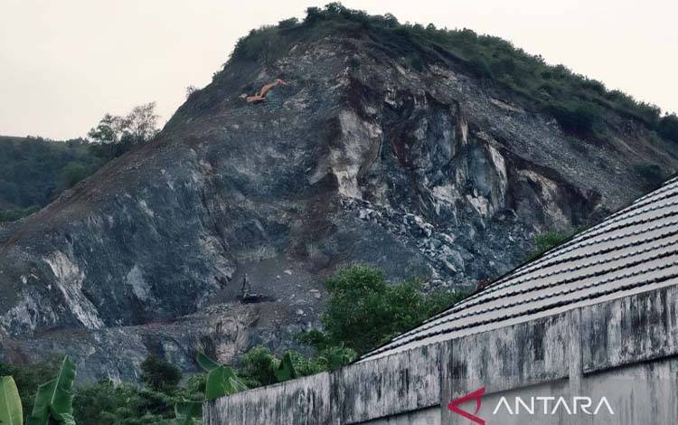Suasana pasca kejadian gunung longsor yang menjadi lokasi tambang galian C di Gunung Batu Awang Bangkal, Desa Awang Bangkal, Kecamatan Karang Intan, Kabupaten Banjar, Kalimantan Selatan, Rabu (5/11/2025). (ANTARA/Yose Rizal)