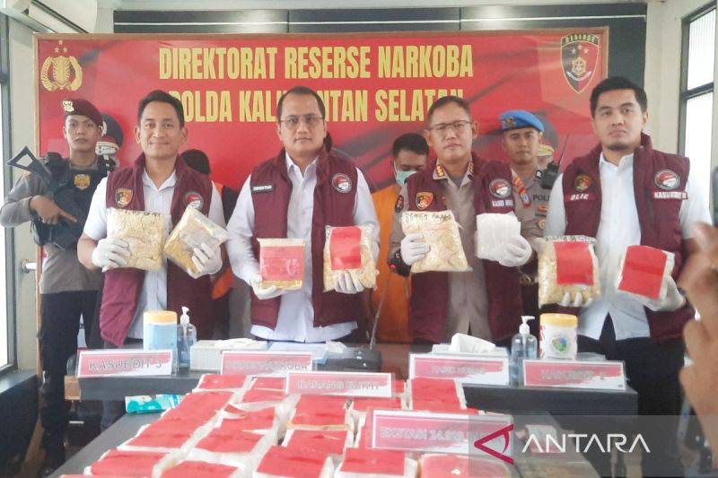Direktur Resnarkoba Polda Kalsel Kombes Polisi Baktiar Joko Mujiono (kedua kiri) memimpin rilis pengungkapan kasus narkotika jaringan Fredy Pratama di Banjarmasin, Rabu (5/11/2025). ANTARA/Firman