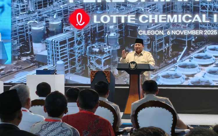 Presiden RI Prabowo Subianto saat berpidato dalam agenda peresmian new ethylene project PT Lotte Chemical Indonesia (LCI) Cilegon, Banten, Kamis (6/11/2025). ANTARA/Andi Firdaus