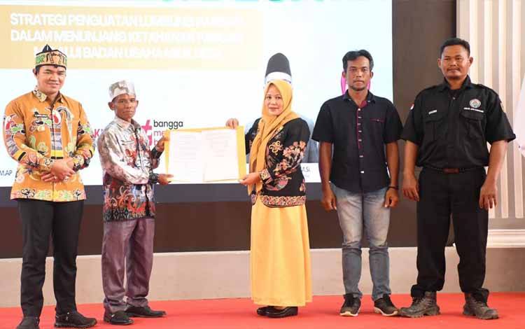 Kepala Dinas Ketahanan Pangan Pulang Pisau, Paridah Ernawati foto bersama usai penandatanganan Mou dengan perwakilan desa, Kamis, 6 November 2025.( FOTO : RETHA)