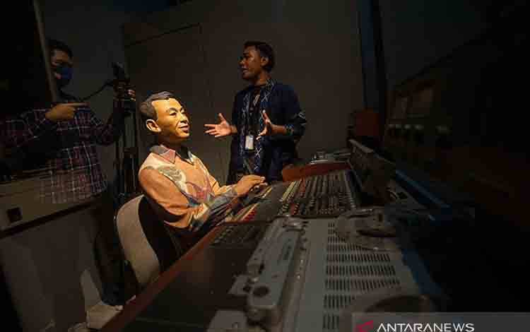 Arsip Foto - Petugas menjelaskan informasi tentang diorama ruang siaran radio di Museum Penerangan, Taman Mini Indonesia Indah (TMII), Jakarta. (ANTARA FOTO/Aditya Pradana Putra)