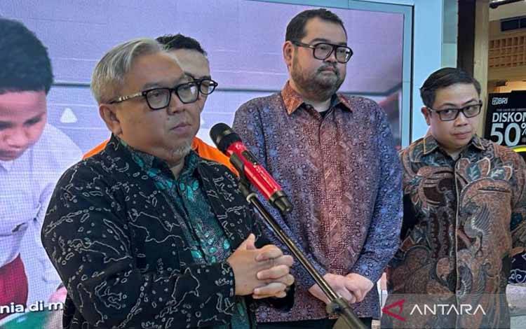 Deputi Bidang Mikro Kementerian Usaha Mikro, Kecil dan Menengah (KemenUMKM) Temmy Satya Permana melakukan jumpa pers terkait penertiban penjualan pakaian bekas asal impor pada platform e-commerce di kantor KemenUMKM, Jakarta, Jumat (7/11/2025). (ANTARA/Maria Cicilia Galuh)