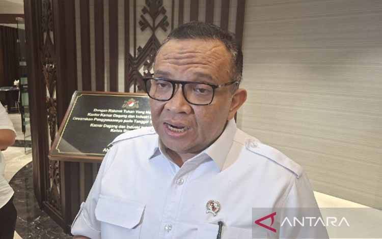 Wamenaker Afriansyah Noor menjawab pertanyaan wartawan di Jakarta. (ANTARA/Aji Cakti)