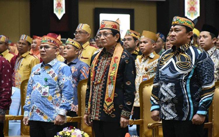 Menteri Agama Republik Indonesia, Nasaruddin Umar (dua kanan) bersama Wakil Gubernur Kalimantan Tengah (Kalteng), Edy Pratowo (kanan). (FOTO:BIRO ADPIM SETDA KALTENG)