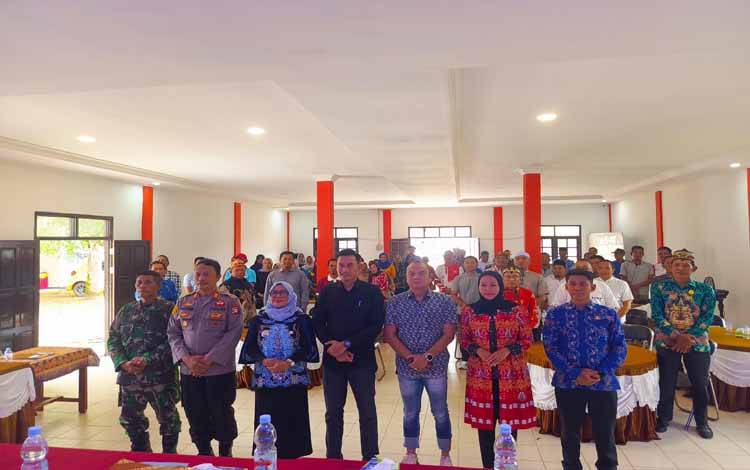 Camat Cempaga yang baru dan sebelumnya saat foto bersama usai kegiatan sertijab, Jumat, 7 November 2025.(FOTO : DEVI)