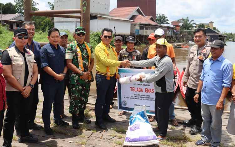 Bupati Seruyan, Ahmad Selanorwanda menyerahkan bantuan hibah sarana dan prasarana penangkapan ikan kepada kelompok pelaku usaha perikanan di Desa Telaga Pulang (Foto : Ist)