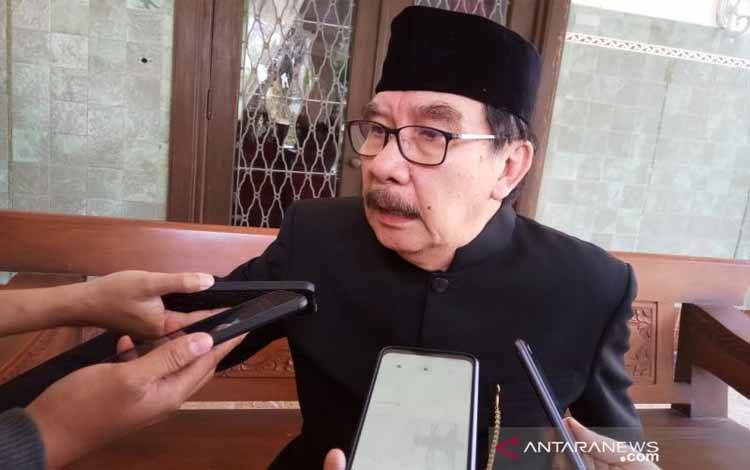 Antasari Azhar saat memberikan keterangan kepada wartawan (Foto: Aris Wasita)