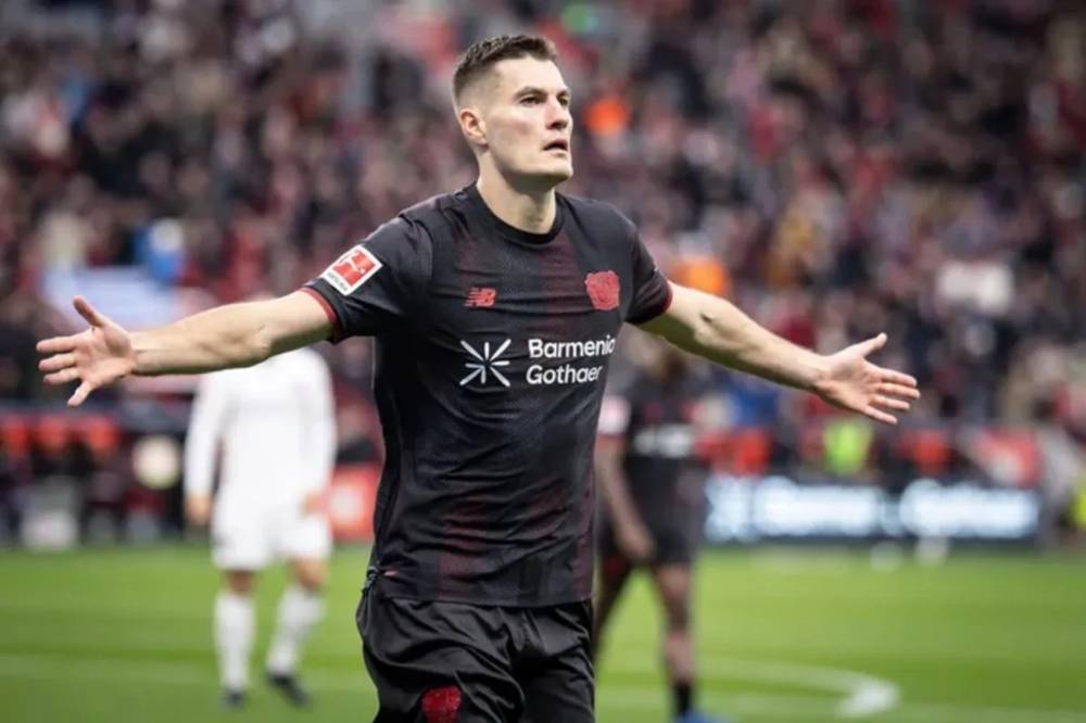 Penyerang Bayer Leverkusen Patrik Schick merayakan keberhasilannya mencetak gol ke gawang Heidenheim pada pertandingan Liga Jerman di Stadion BayArena, Leverkusen, Sabtu (8/11/2025) waktu setempat. (bundesliga.com)