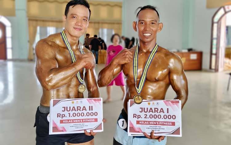 Atlet binaan PBFI Palangka Raya Muhammad Arsani (kiri) dan Muhammad Arifin (kanan) saat menunjukan medali dan piagam juara pada Mini Event Body contest yang diselenggarakan oleh PBFI Kabupaten Gumas (Foto : IST)