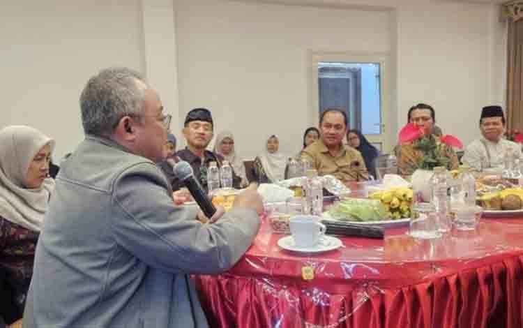 Menteri Pendidikan Dasar dan Menengah (Mendikdasmen) RI Abdul Mu'ti dalam kunjungan ke SIC di Kairo, Mesir, Jumat (7/11/2025). (ANTARA/HO-KBRI Kairo)