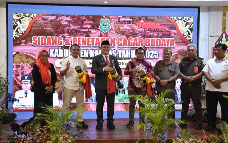 Bupati Kapuas, Wiyatno diwakili Sekretaris Daerah Kabupaten Kapuas Usis I Sangkai membuka secara resmi Sidang dan Penetapan Cagar Budaya Kabupaten Kapuas Tahun 2025, bertempat di Ruang Rapat Rujab Bupati Kapuas, Senin, 10 November 2025. (FOTO: Diskominfo Kps)
