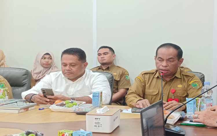 Kepala Dinas Kesehatan Pulang Pisau mengikuti rapat membahas strategi penguatan cakupan dan peningkatan keaktifan peserta Jaminan Kesehatan Nasional (JKN), Senin, 10 November 2025.( FOTO : RETHA)