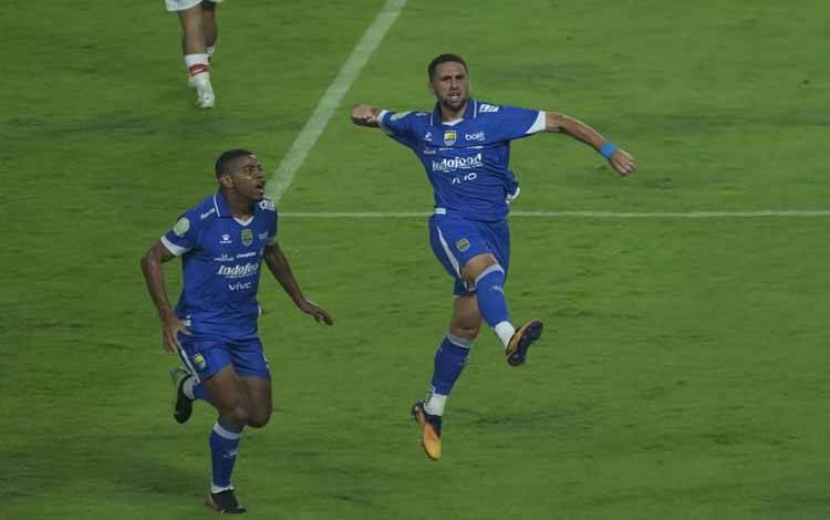 Arsip- Gelandang Persib Bandung Luciano Guaycochea saat bermain pada laga melawan Persis Solo di Stadion Gelora Bandung Lautan Api (GBLA), Kota Bandung, Jawa Barat. (ANTARA/HO-Persib Bandung)