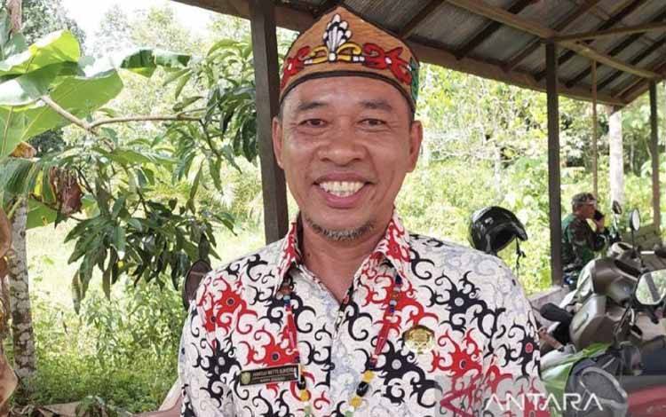 Kepala Desa Jemaras Moju Betti Suheru. (ANTARA/Norjani)