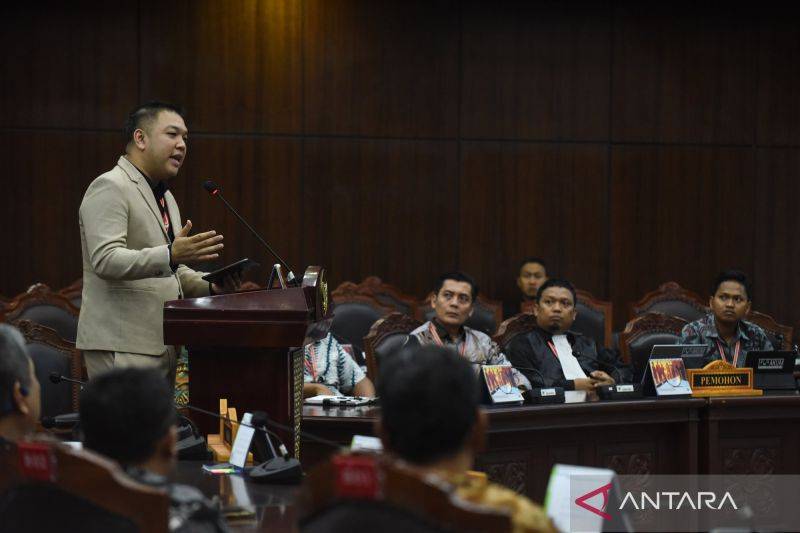 Ahli dari pemohon Albert Aries (kiri) memberikan keterangan pada sidang uji materiil UU Pers di Gedung Mahkamah Konstitusi, Jakarta, Senin (10/11/2025). Sidang uji materiil UU Nomor 40 Tahun 1999 tentang Pers yang diajukan oleh pemohon Ikatan Wartawan Hukum (Iwakum) tersebut beragenda mendengarkan keterangan saksi dan ahli. ANTARA FOTO/Indrianto Eko Suwarso/bar