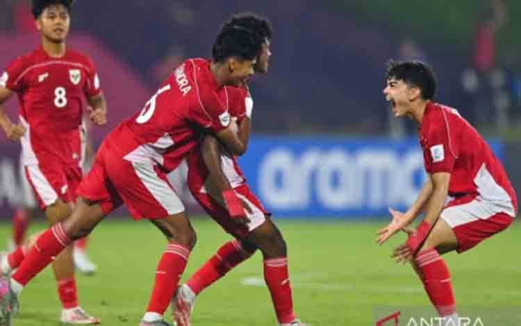 Pesepak bola Timnas Indonesia U-17 Fadly Fadly Alberto (kedua kanan) berselebrasi bersama rekan-rekannya usai mencetak gol ke gawang Timnas Honduras U-17 pada laga Grup H Piala Dunia U17 2025 di Lapangan 2 Aspire Zone, Doha, Qatar, Senin (10/11/2025). Indonesia menang dengan skor 2-1 dan berada di posisi ketiga dalam grup H. ANTARA FOTO/Bayu Pratama S/app/YU