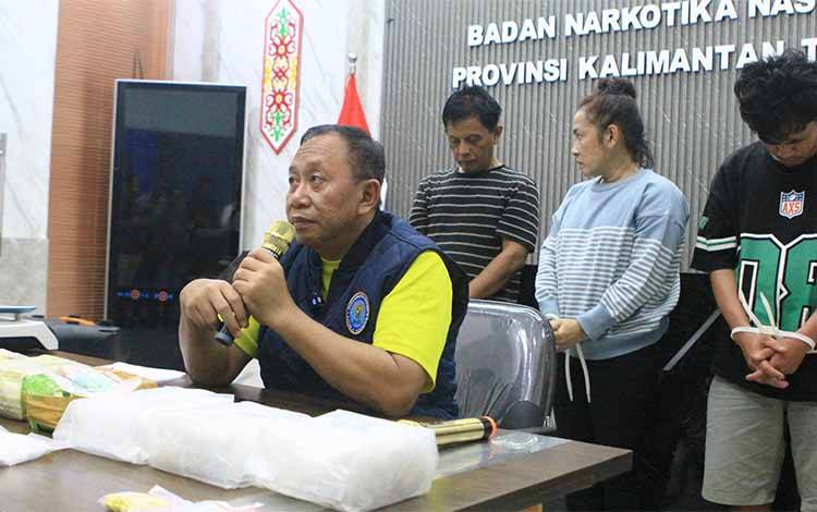 Plt Kepala BNNP Kalteng Kombes Pol Ruslan Abdul Rasyid saat merilis pengungkapan sabu 8,3 kg dan 211 butir ekstasi pada Sabtu, 8 November 2025.