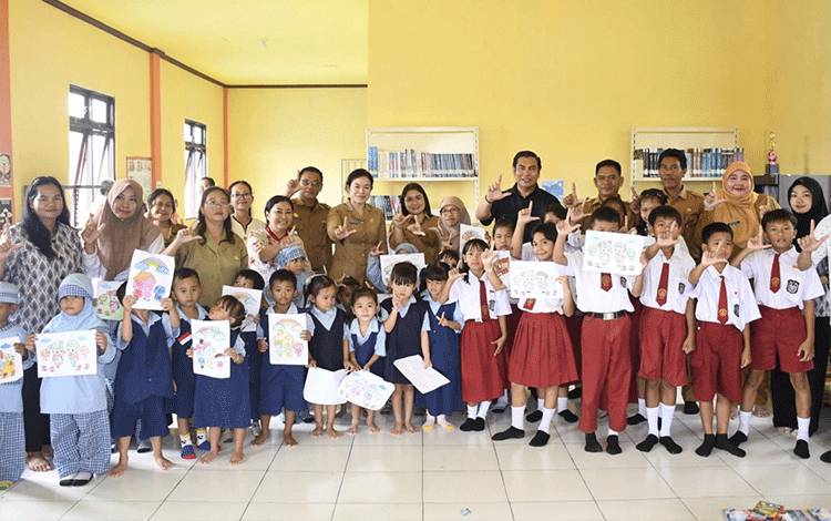 Kepala Dinas Dispursipda Pulpis drg Sopiyah bersama Wakil Bupati Pulpis Ahmad Jayadikarta foto bersama usai kegiatan dibuka secara resmi oleh wabup, Selasa, 11 November 2025.( FOTO : RETHA)
