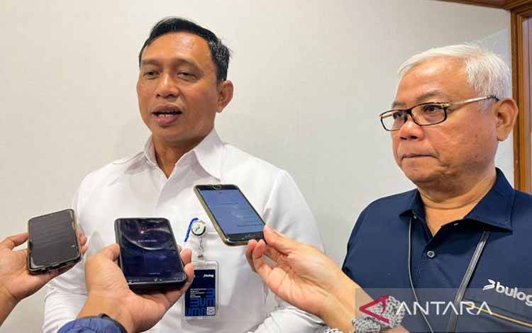 Direktur Utama Perum Bulog Ahmad Rizal Ramdhani (kiri) menjawab pertanyaan awak media ditemui seusai penandatanganan Surat Keputusan Bersama (SKB) Percepatan Pembangunan Gudang Bulog di Kantor Kemenko Pangan Jakarta, Selasa (11/11/2025). ANTARA/Harianto