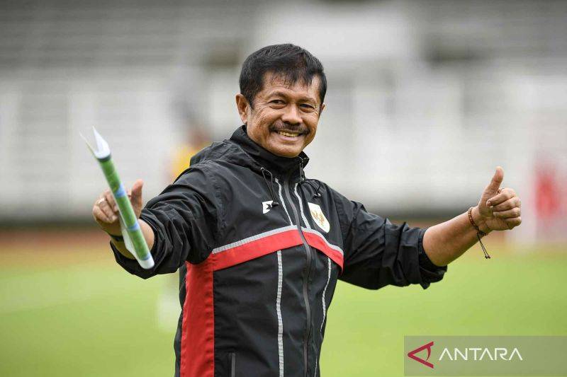 Pelatih sepak bola Timnas Indonesia U-23 Indra Sjafri berpose saat sesi latihan di Stadion Madya, Kompleks GBK, Senayan, Jakarta, Selasa (11/11/2025). Dalam pemusatan latihan Timnas Indonesia tersebut telah bergabung satu pemain Liga Dua Yunani GS Ilioupolis Luke Xavier Keet serta dua pemain Liga Utama Filipina Aguilas-Umak Reycredo Beremanda dan Muhammad Mishbah. ANTARA FOTO/Muhammad Adimaja/YU