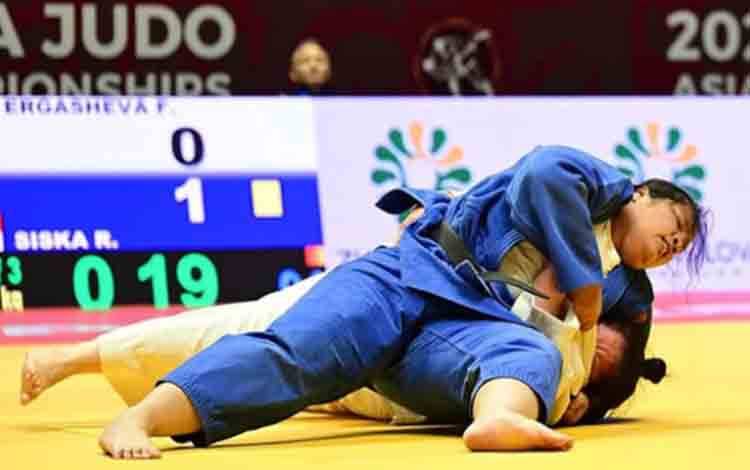 Atlet judo (judoka) Indonesia Roma Siska saat bertarung dalam ajang IBSA Asian Championship 2025 yang berlangsung selama 7-8 November di Astana, Kazakhstan. (Humas NPC Indonesia)