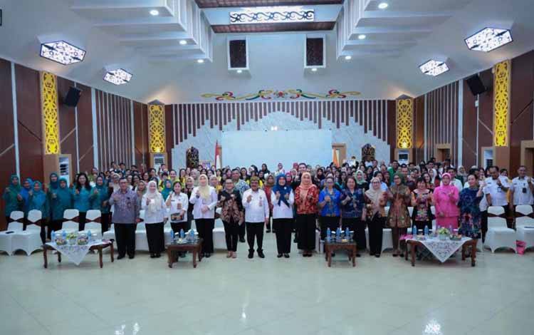Foto bersama saat sosialisasi Konsumen Cerdas dalam Memilih Makanan untuk Mencegah Stunting. (FOTO:ISN)
