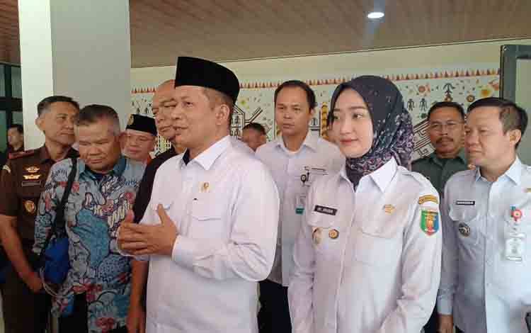 Menteri Koperasi Ferry Juliantono saat memberi keterangan terkait Koperasi Desa Merah Putih. ANTARA/Ruth Intan Sozometa Kanafi.