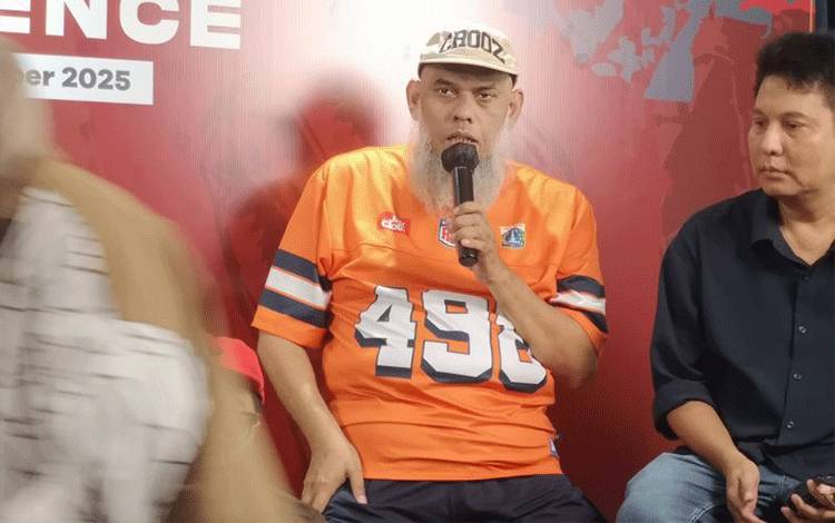 Ketua JakCloth Ucok Nasution menyampaikan keterangan mengenai penyelenggaraan festival tahun 2025 dalam konferensi pers di Markas Comika, Jakarta Selatan, Kamis (13/11/2025). (ANTARA/ Abdu Faisal)