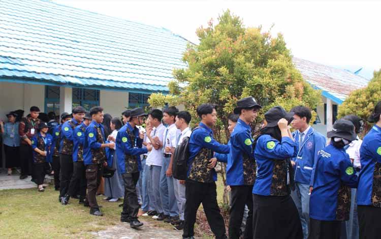 Siswa Kahayan Tengah Antusias Ikuti Penyuluhan Bahasa dan Sastra dari Mahasiswa UPR.(FOTO: Istimewa)