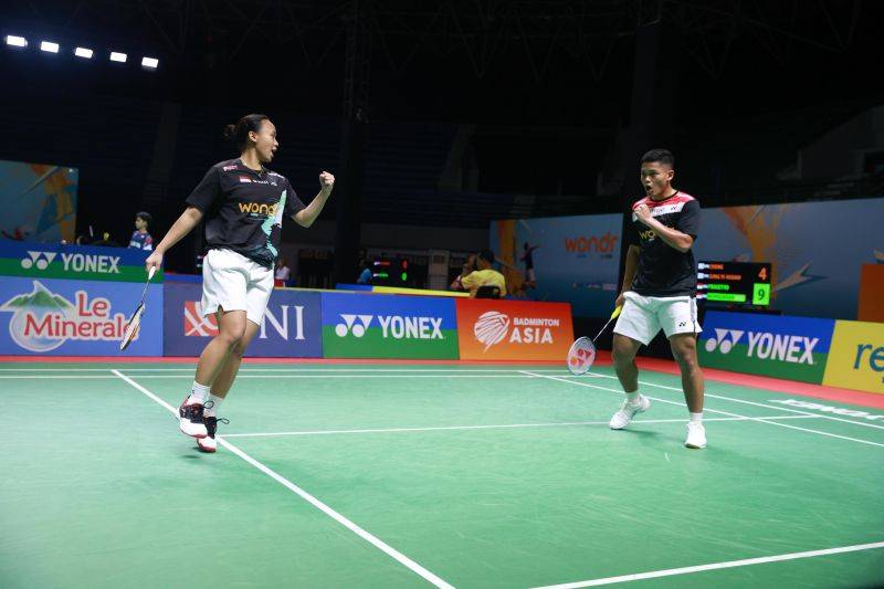 Ganda campuran Indonesia Bimo Prasetyo (kanan)/Arlya Nabila Thesya Munggaran (kiri) saat melawan pasangan Taiwan Yu Yen Cheng/Sung Yi-Hsuan pada babak kedua Indonesia International Challenge 2025 di GOR Among Rogo, Yogyakarta, Kamis (13/11/2025). Bimo/Arlya menang dengan skor 21-11, 22-20. (ANTARA/HO-PBSI)