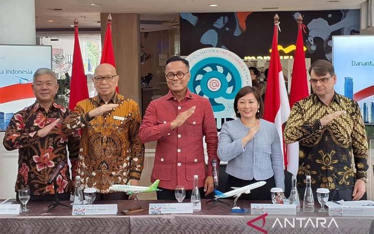 Chief Operating Officer (COO) Danantara Indonesia sekaligus Kepala BP BUMN Dony Oskaria bersama Direktur Utama PT Garuda Indonesia Tbk (GIAA) Glenny Kairupan dan jajaran direksi GIAA dalam konferensi pers di Garuda Sentra Operasi (GSO), Tangerang, Banten, Kamis (13/11/2025). (ANTARA/ Muhammad Heriyanto)