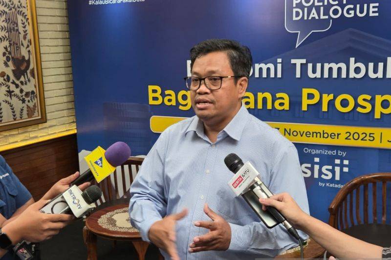 Kepala Ekonom The Indonesia Economic Intelligence (IEI) Sunarsip usai menghadiri diskusi di Jakarta, Kamis (13/11/2025) (ANTARA/Bayu Saputra)