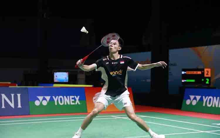 Tunggal putra Indonesia Richie Duta Richardo saat melawan unggulan keempat asal Taiwan Kuo Kuan Lin pada babak 16 besar Indonesia International Challenge 2025 di GOR Among Rogo, Yogyakarta, Kamis (13/11/2025). Richie menang dengan skor 21-17, 21-19. (ANTARA/HO-PBSI)