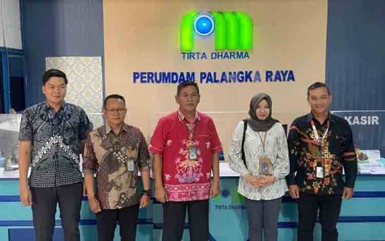 Dirut Perumdam Tirta Bahalap Palangka Raya Budi Harjono (tengah) beserta jajaran. (FOTO: PATHUR)