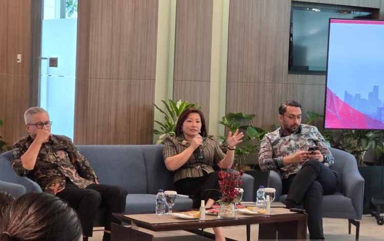 Managing Director Danantara Febriany Eddy (tengah) dalam acara Coffee Morning Session Danantara Asset Management di Jakarta, Jumat (14/11/2025) (ANTARA/Bayu Saputra)