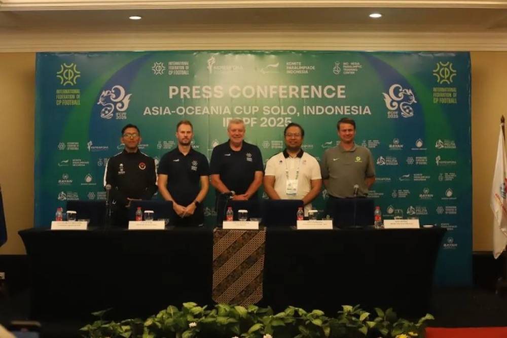 Chief Executive Officer Federasi Sepak Bola Cerebral Palsy Internasional (IFCPF) Ashley Hammond (tengah) bersama pemangku kepentingan lainnya dalam konferensi pers persiapan IFCPF Asia-Oceania Cup 2025 di Solo, Jumart (14/11/2025). (ANTARA/HO-NPC Indonesia)