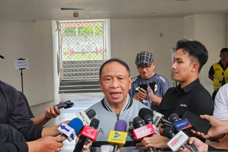 Wakil Ketua umum PSSI, Zainudin Amali, menjawab pertanyaan pewarta saat dijumpai di Stadion Madya, Jakarta, Jumat (14/11/2025). (ANTARA/RAUF ADIPATI)