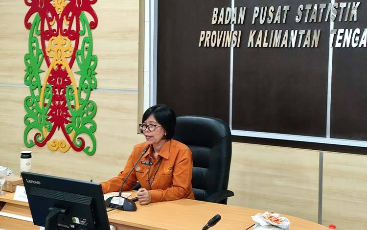 Kepala BPS Kalteng, Agnes Widiastuti menyampaikan berita resmi statistik, termasuk mengenai Tingkat Pengangguran Terbuka. (FOTO: TESTI PRISCILLA)