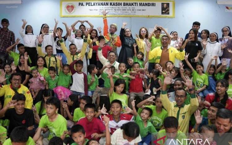 Ketua Umum Pengurus Pusat Pemuda Katolik, Stefanus Gusma bersama anak-anak di Panti Asuhan Pelayanan Kasih Bhakti Mandiri di Jakarta Timur, Sabtu (15/11/2025). ANTARA/HO-PP Pemuda Katolik