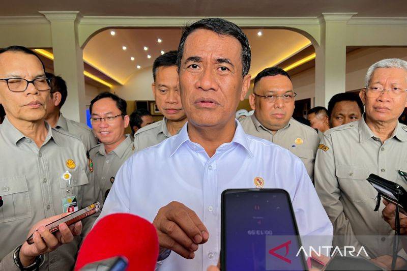 Arsip foto - Menteri Pertanian Andi Amran Sulaiman menjawab pertanyaan awak media. ANTARA/Harianto