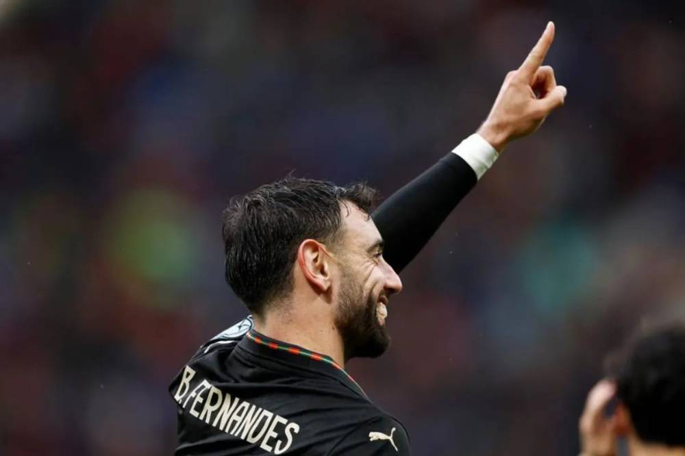Gelandang Timnas Portugal Bruno Fernandes merayakan keberhasilannya mencetak gol pada pertandingan Kualifikasi Piala Dunia 2026 zona Eropa menghadapi Timnas Armenia di Stadion Do Dragao, Porto, Minggu (16/11/2025). (UEFA)