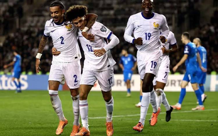 ARSIP: Penyerang sayap timnas Prancis Maghnes Akliouche (tengah) merayakan gol yang dicetaknya ke gawang Azerbaijan pada laga Grup D Kualifikasi Piala Dunia 2026 zona Eropa di Stadion Tofiq Bahramov, Baku, Minggu (16/11/2025) waktu setempat. Prancis memenangi pertandingan itu dengan skor 3-1. (FIFA)