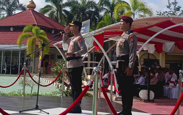 Kapolres Pulang Pisau AKBP Iqbal Sengaji memimpin Apel Pasukan Operasi Zebra Telabang 2025 di halaman Mapolres Pulang Pisau, Senin, 17 November 2025. (FOTO: RETHA)