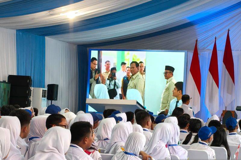 Siswa dari sejumlah sekolah di Kota Bekasi, Jawa Barat, menyaksikan ketibaan Presiden RI Prabowo Subianto di SMPN 4 Kota Bekasi, Senin (17/11/2025), untuk meluncurkan penggunaan interactive flat panel (IFP) atau smartboard untuk sekolah-sekolah di Indonesia. ANTARA/Andi Firdaus.