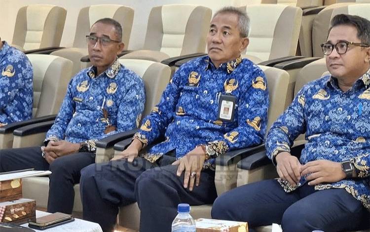 Pj Sekda Palangka Raya Arbert Tombak saat mengikuti Rakor pengendalian inflasi tahun 2025. (Foto : Prokopim)