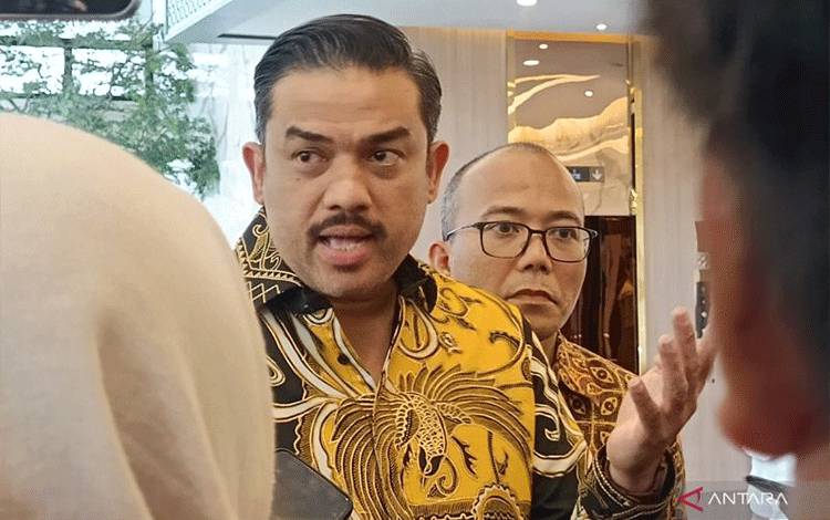 Menteri Usaha Mikro, Kecil dan Menengah (UMKM) Maman Abdurrahman ditemui usai melakukan rapat terkait penyaluran KUR di Kementerian Koordinator (Kemenko) Bidang Perekonomian, Jakarta, Senin (17/11/2025). ANTARA/Muzdaffar Fauzan